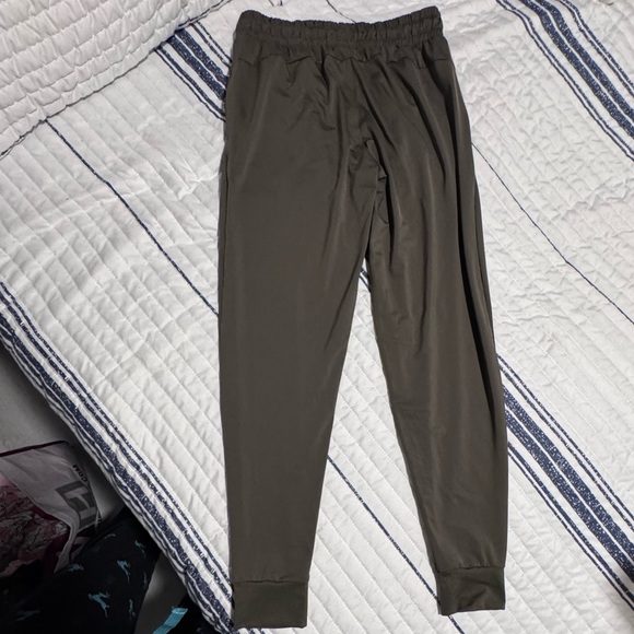 EUC Under Armour Women’s Olive Jogger Pants - Picture 5 of 5